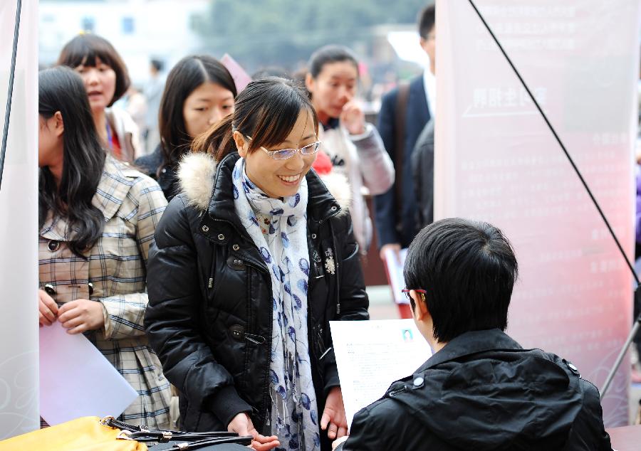 A job hunter is interviewed during a job fair held at Sichuan Normal University in Chengdu, capital of southwest China's Sichuan Province, Nov. 24, 2012. A week-long job hunting fair for college graduates kicked off in Sichuan on Saturday, which provided job vacancies via face-to-face interview and online service. (Xinhua/Li Hualiang) 