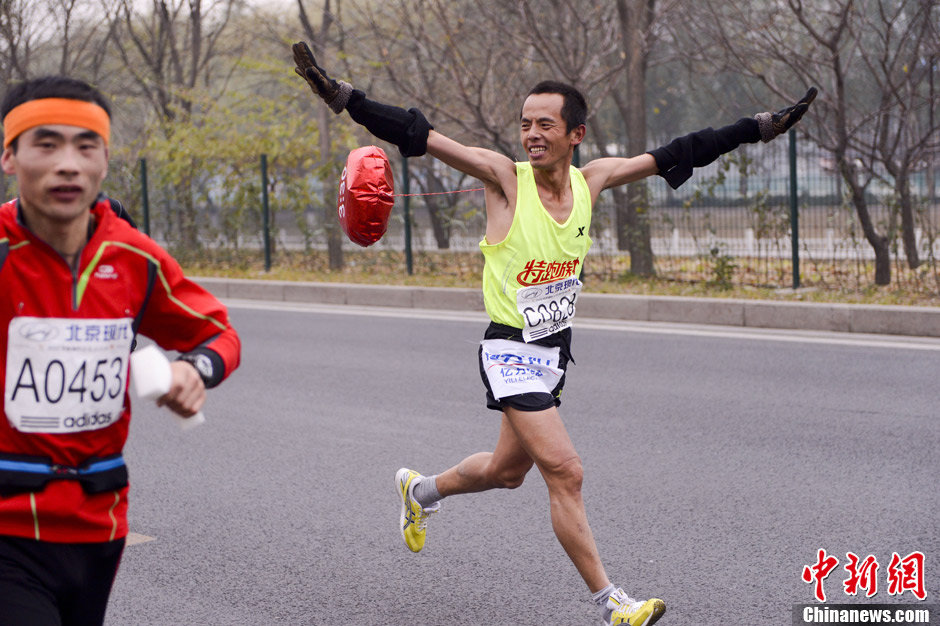 Some participants dressed in eye catching costumes during the 2012 Beijing International Marathon.(Photo by Liao Pan/Chinanews.com)