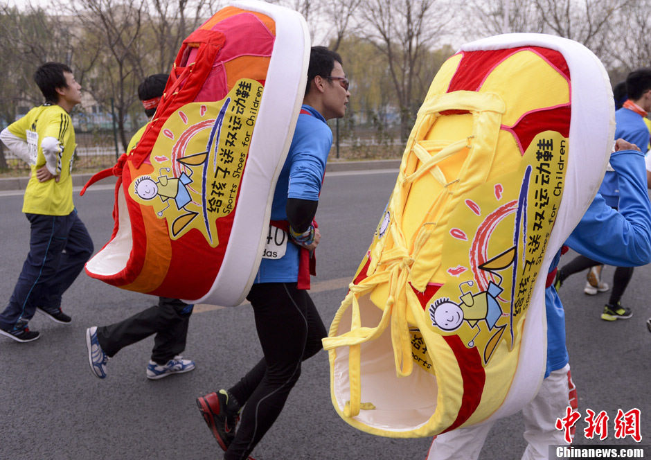 Some participants dressed in eye catching costumes during the 2012 Beijing International Marathon.(Photo by Liao Pan/Chinanews.com)