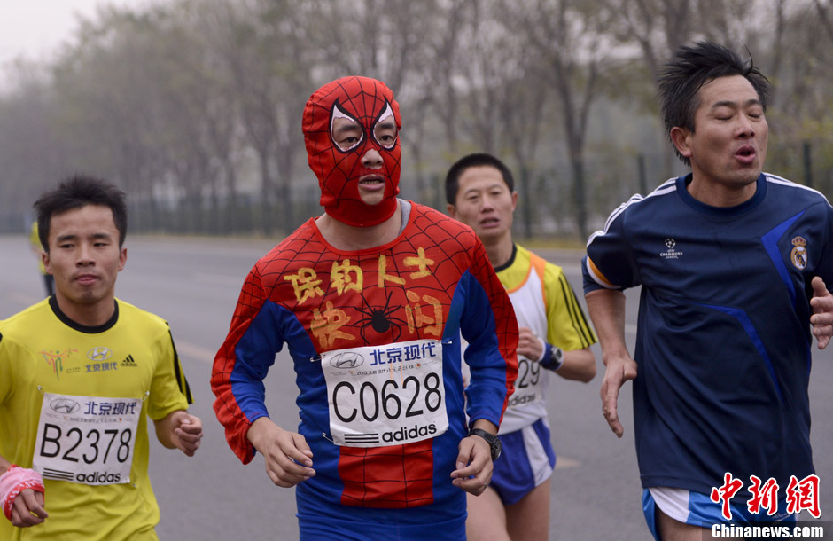 Some participants dressed in eye catching costumes during the 2012 Beijing International Marathon.(Photo by Liao Pan/Chinanews.com)