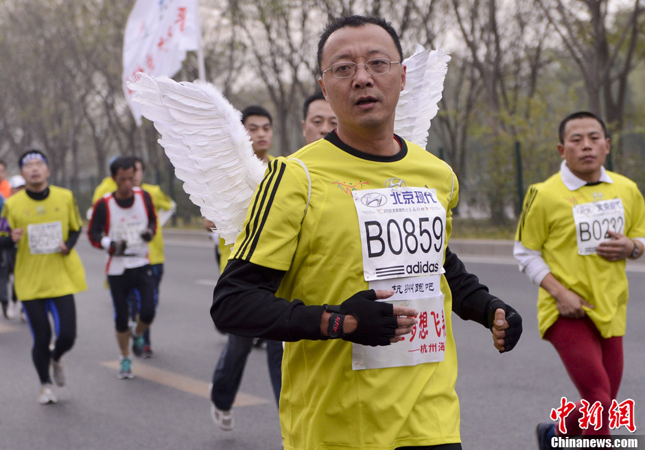 Some participants dressed in eye catching costumes during the 2012 Beijing International Marathon.(Photo by Liao Pan/Chinanews.com)