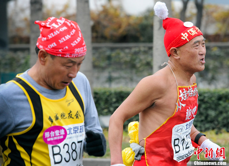 Some participants dressed in eye catching costumes during the 2012 Beijing International Marathon.(Photo by Liu Zhen/Chinanews.com)