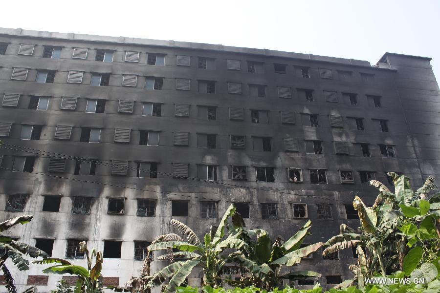Picture taken on Nov. 25, 2012 shows a garment factory after fire accident in Saver, outskirts of Dhaka, Bangladesh. It is believed that over 100 people died in the accident, said the police. (Xinhua/Shariful Islam) 