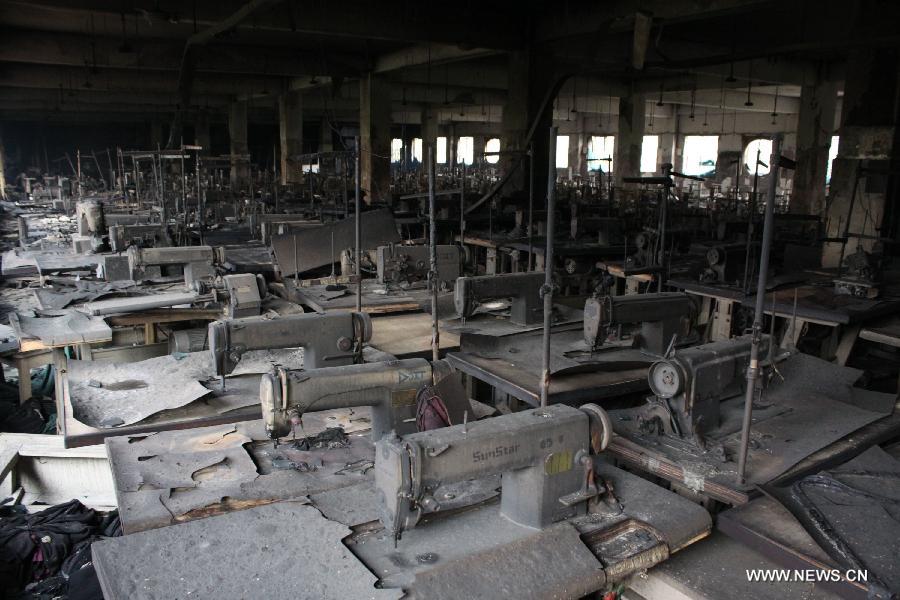 Picture taken on Nov. 25, 2012 shows a garment factory after fire accident in Saver, outskirts of Dhaka, Bangladesh. It is believed that over 100 people died in the accident, said the police.(Xinhua/Shariful Islam)