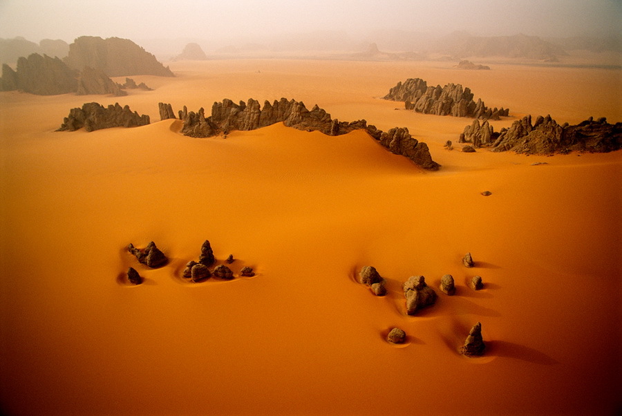 Best known for his exploration and science photography, George Steinmetz sets out to reveal the few remaining secrets in our world today: remote deserts, obscure cultures, and new developments in science and technology. (Source: www.huanqiu.com)