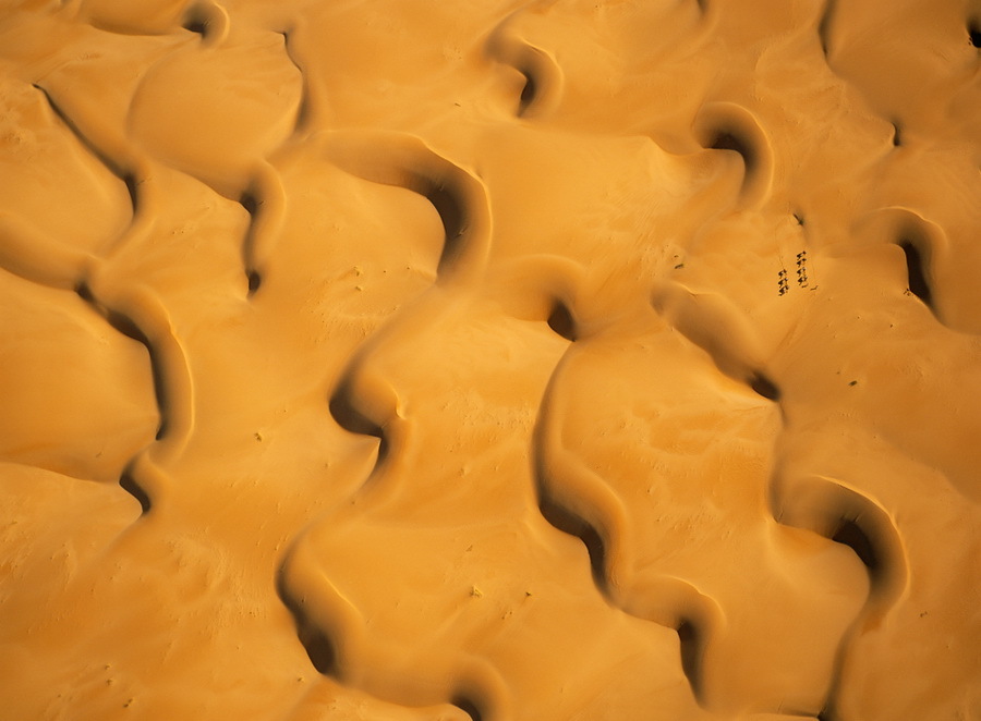 Sahara, mauritaniaTraveling an old caravan route, tourists on camels weave through a maze of dunes. Sandstorms regularly push dunes around, guaranteeing an ever changing view. (Source: www.huanqiu.com)