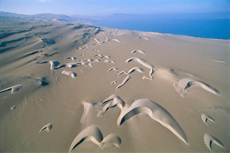 Barchan, Paracas national park，Peru  “Barchan” is Turkic for a crescent-shaped dune—found on the edge of sand seas and formed when the wind blows steadily from one direction. (Source: www.huanqiu.com)