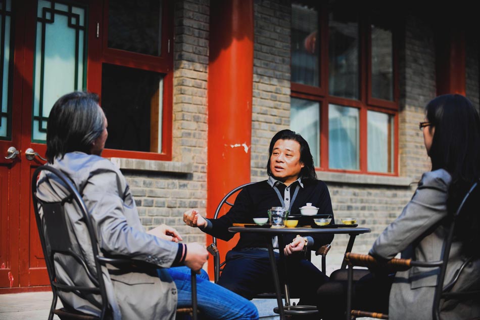 Wang Zhiwen (C) chats with friends about art and life at the Zhang Boju Museum in Beijing, capital of China, March 28, 2012. (Xinhua/Zhang Ruiqi)