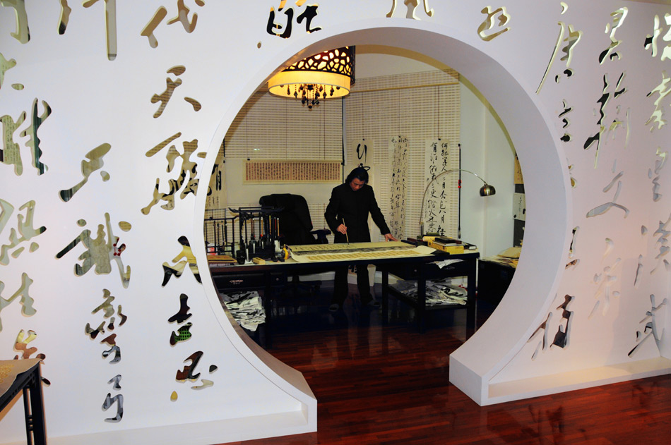 Wang Zhiwen writes calligraphy at his studio in Shantou, south China's Guangdong Province, Feb. 2, 2012. (Xinhua/Ke Zhixiong)