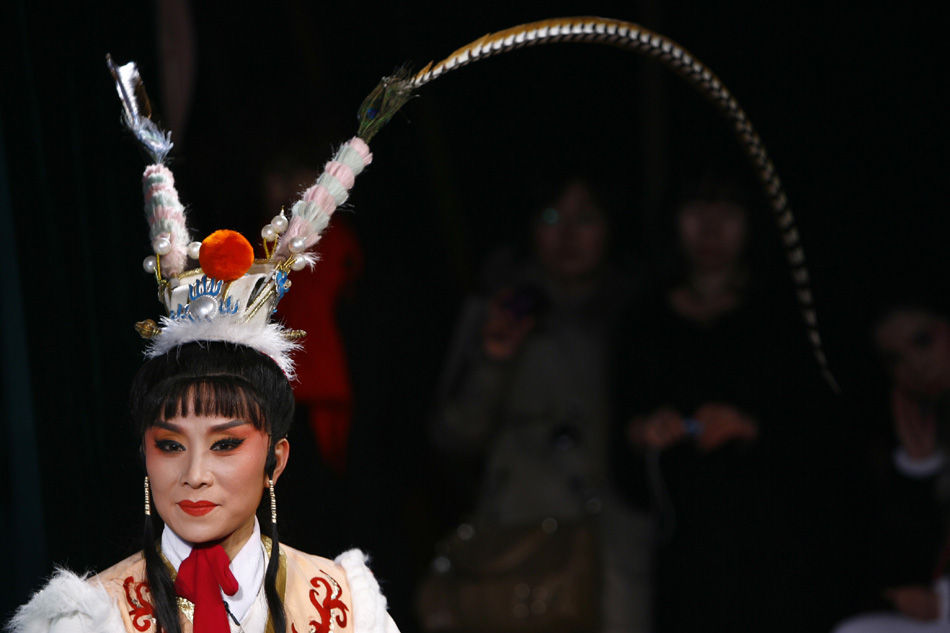 Wu Fenghua acts during a night show in Shaoxing, east China's Zhejiang Province, Feb. 1, 2012. (Xinhua/Cui Xinyu)