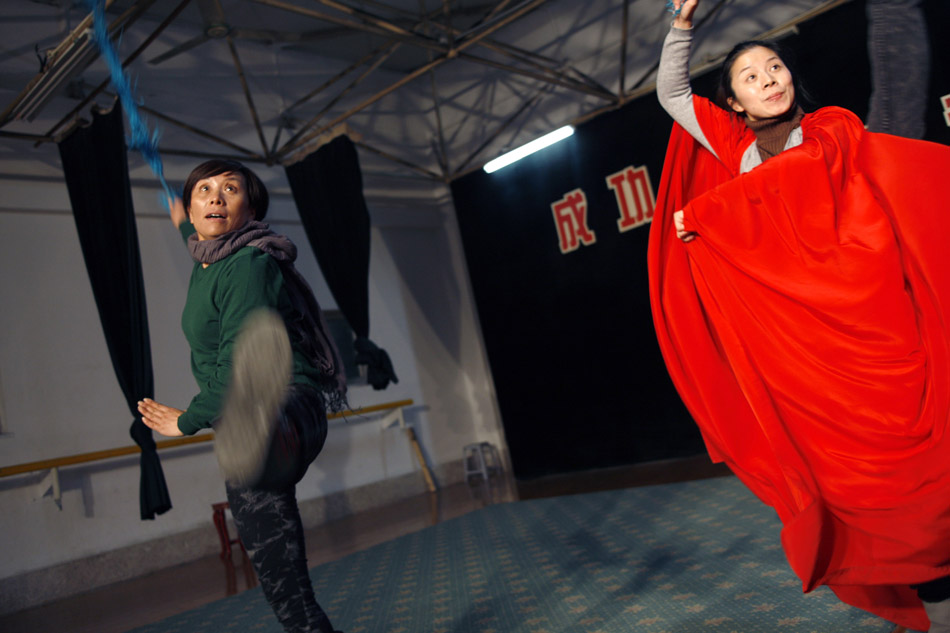 Wu Fenghua (L) gives instructions to her student Zhang Qingqing in Xiaobaihua Shaoxing Opera Troupe in Shaoxing, east China's Zhejiang Province, Dec. 10, 2011. (Xinhua/Cui Xinyu)