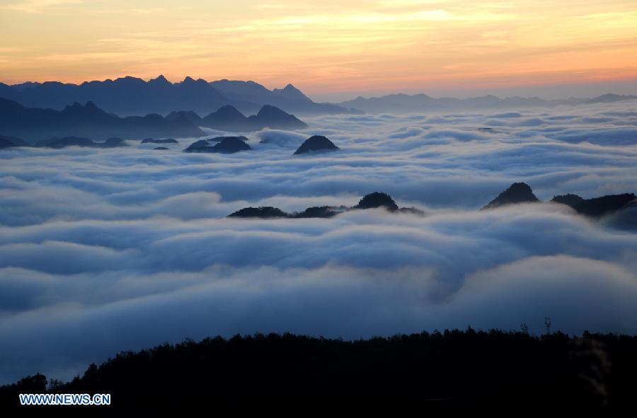 Photo taken on Nov. 25, 2012 shows the sea of clouds in Luoping County, southwest China's Yunnan Province. (Xinhua/Mao Hong) 