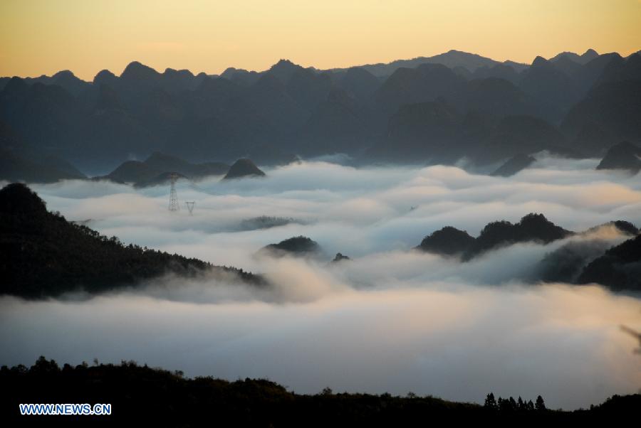 Photo taken on Nov. 25, 2012 shows the sea of clouds in Luoping County, southwest China's Yunnan Province. (Xinhua/Mao Hong) 