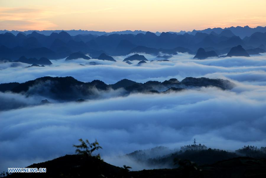 Photo taken on Nov. 25, 2012 shows the sea of clouds in Luoping County, southwest China's Yunnan Province. (Xinhua/Mao Hong) 