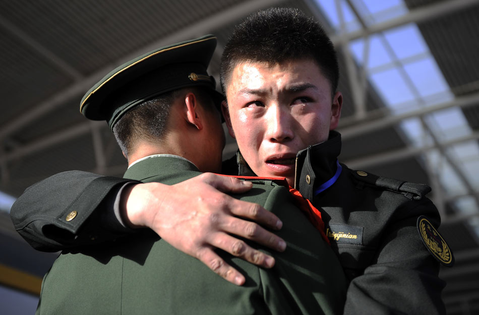 A veteran bids farewell to his comrades in tears at Yinchuan railway station on Nov. 25, 2012. Thousands of veterans bid farewell to their camp, comrades and set foot on their way home that day. (Xinhua/Li Ran)