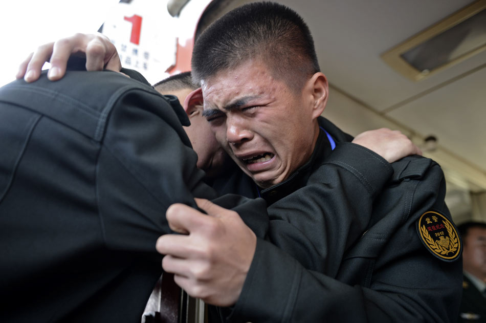 A veteran bids farewell to his comrades in tears at Yinchuan railway station on Nov. 25, 2012. Thousands of veterans bid farewell to their camp, comrades and set foot on their way home that day. (Xinhua/Wang Peng)