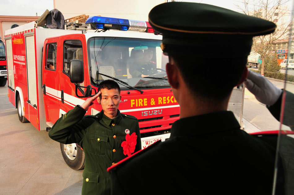 A veteran (left) from Lanzhou salutes to the sentinel on Nov. 25, 2012. Lanzhou fire brigade held a farewell meeting for the veterans that day. As of the end of the month, all the veterans of Lanzhou fire brigade will return home. (Xinhua/Huang Wenxin)