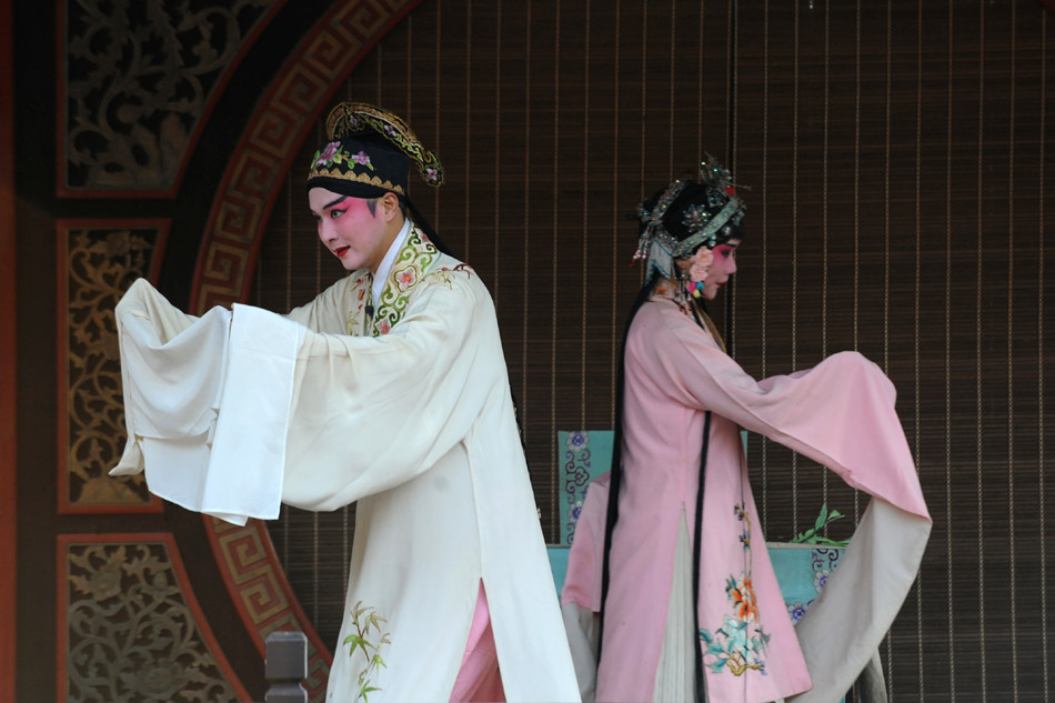 Zeng Jie (L) performs during a live show in Zhouzhuang, east China's Zhejiang Province, Dec. 10, 2011. (Xinhua/Han Chuanhao)