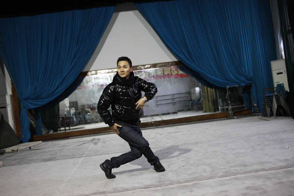 Zeng Jie practices his performing skills in Zhejiang Kunqu Troupe in Hangzhou, capital of east China's Zhejiang Province, Dec. 8, 2011. (Xinhua/Cui Xinyu)