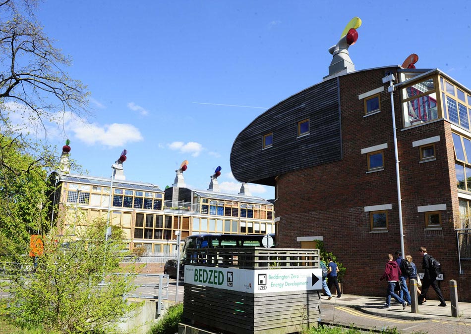 Tourists visit the “Zero carbon residential community” in Boddingtons, north of London. The full name of this residential community is “Boddingtons Zero Fossil Energy Development.” The community uses solar energy and energy-saving building materials instead of coal and oil and other traditional fossil energy. (Xinhua/Zeng Yi)