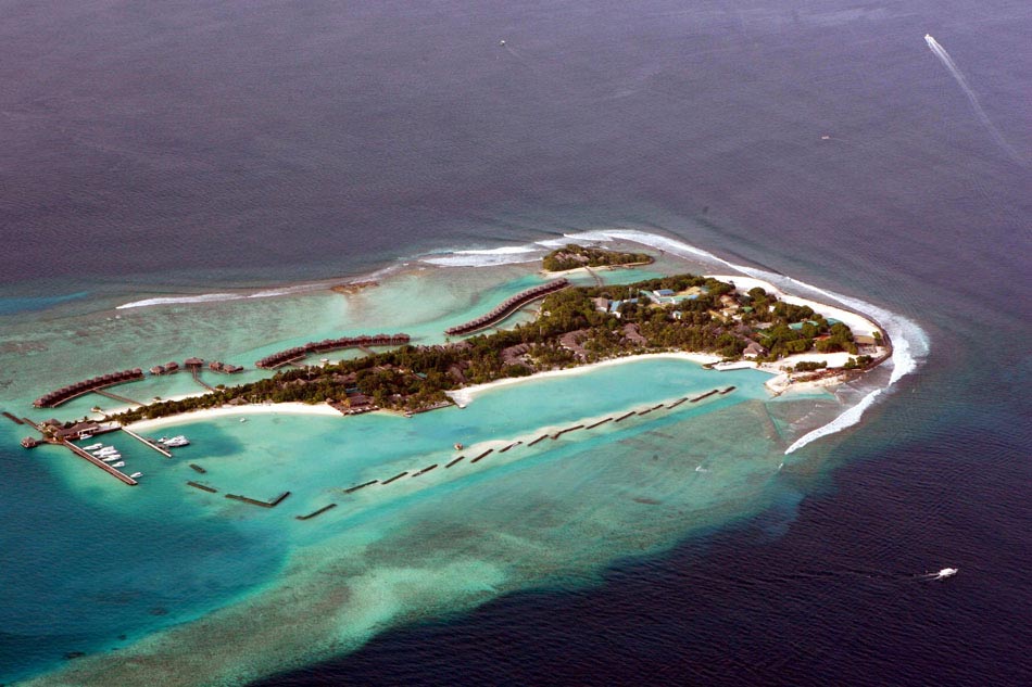 The Maldives in the Indian Ocean.  According to latest report, if the trend of global warming cannot be stopped, the Maldives and some low-lying counties may disappear in this century. (Xinhua/Chen Zhanjie) 