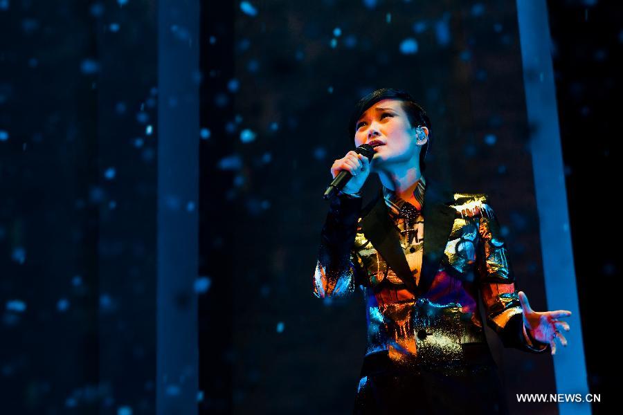 Chinese singer Li Yuchun (Chris Lee) sings during her solo concert in Nanjing, capital of east China's Jiangsu Province, Nov. 24, 2012. (Xinhua/Hei Songzi)