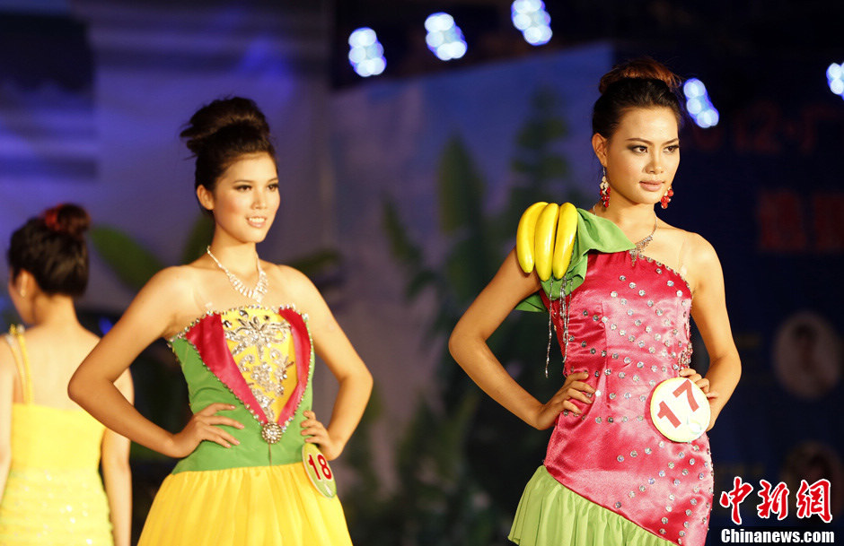 Picture shows the finals of “Miss Banana” pageant organized in Pubei County of Guangxi Zhuang Autonomous Region on Nov. 22, 2012. The beautiful local girls performed their talents to promote the local “culture of banana”.(Chinanews/Lu Chunqiang)