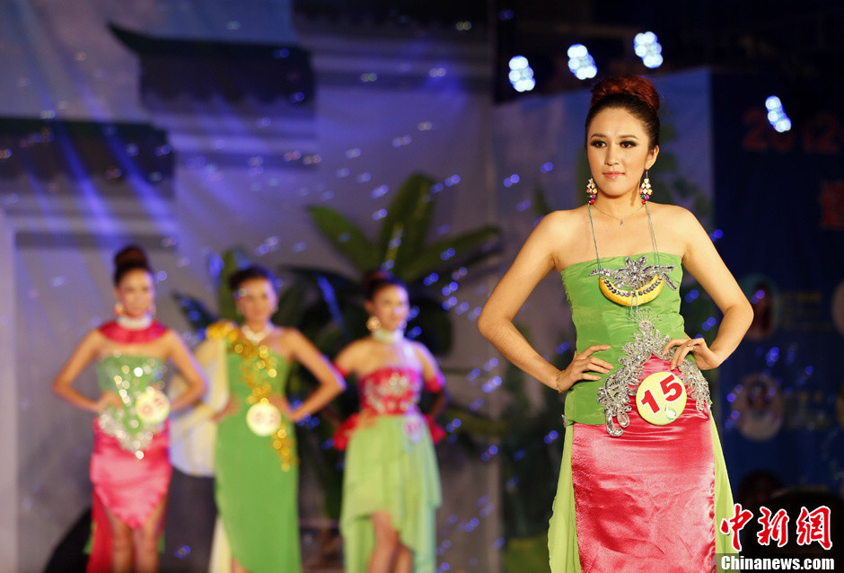 Picture shows the finals of “Miss Banana” pageant organized in Pubei County of Guangxi Zhuang Autonomous Region on Nov. 22, 2012. The beautiful local girls performed their talents to promote the local “culture of banana”.(Chinanews/Lu Chunqiang)