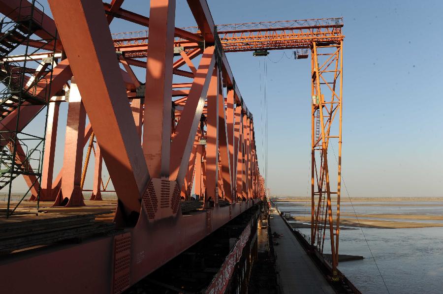 Photo taken on Nov. 26, 2012 shows the construction site of the Beijing-Guangzhou Railway bridge across the Yellow River in Zhengzhou, capital of central China's Henan Province. The bridge, which is projected to be completed by the end of 2013, is the 6th Yellow River bridge planned to be built in Zhengzhou. (Xinhua/Zhu Xiang)