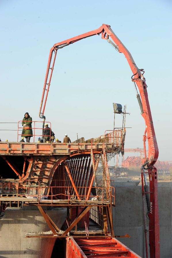 Several workers work at the construction site of the Beijing-Guangzhou Railway bridge across the Yellow River in Zhengzhou, capital of central China's Henan Province, Nov. 26, 2012. The bridge, which is projected to be completed by the end of 2013, is the 6th Yellow River bridge planned to be built in Zhengzhou. (Xinhua/Zhu Xiang)