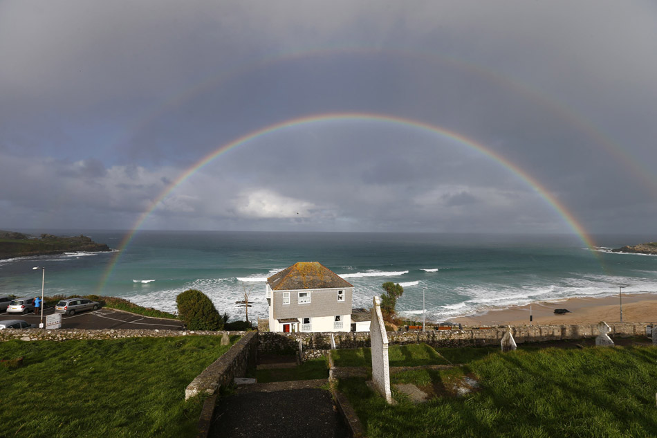 A rainbow over the St. Ives in Cornwall, Britain on Nov. 21, 2012. (Xinhua/Reuters）