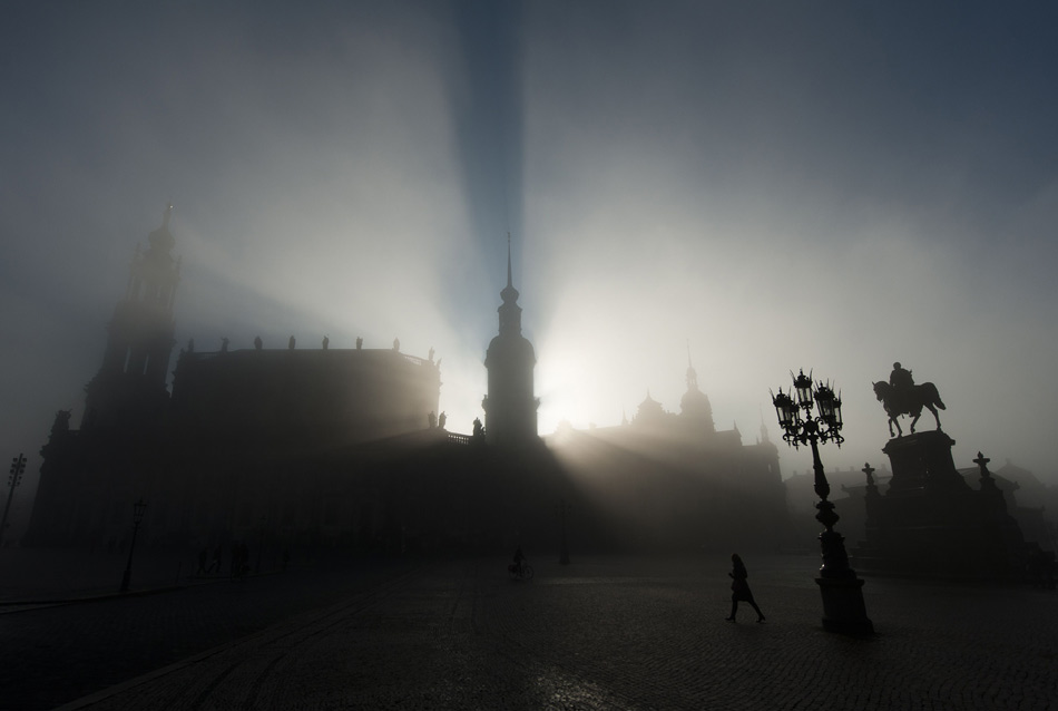 Dresden in eastern Germany is shrouded by dense fog on Nov. 23, 2012. (Xinhua/AFP)