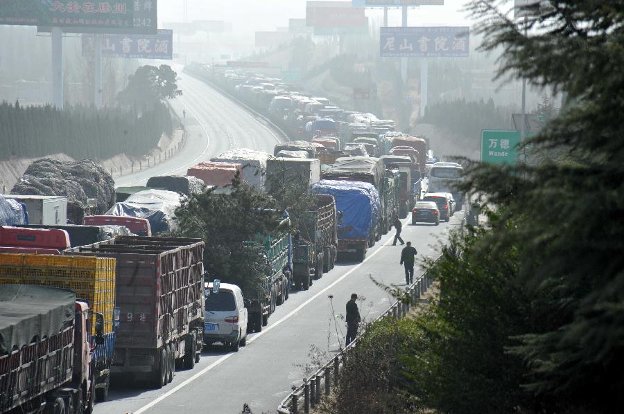 Traffic jam is seen on the Jingtai Highway in Jinan, east China's Shandong Province, Nov. 26, 2012. Several traffic accidents happened on the highway and caused a traffic jam on Monday. (Xinhua/Xu Suhui) 