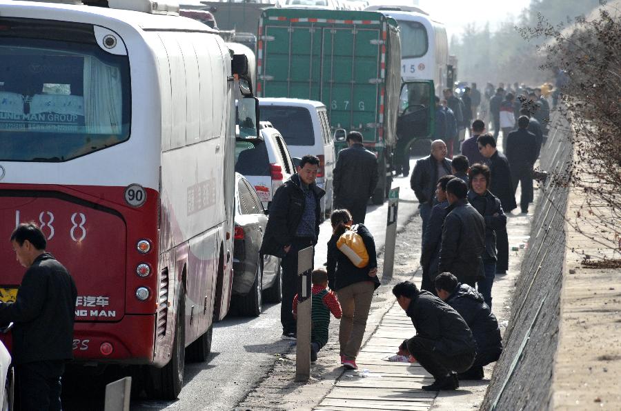 Traffic jam is seen on the Jingtai Highway in Jinan, east China's Shandong Province, Nov. 26, 2012. Several traffic accidents happened on the highway and caused a traffic jam on Monday. (Xinhua/Xu Suhui)  