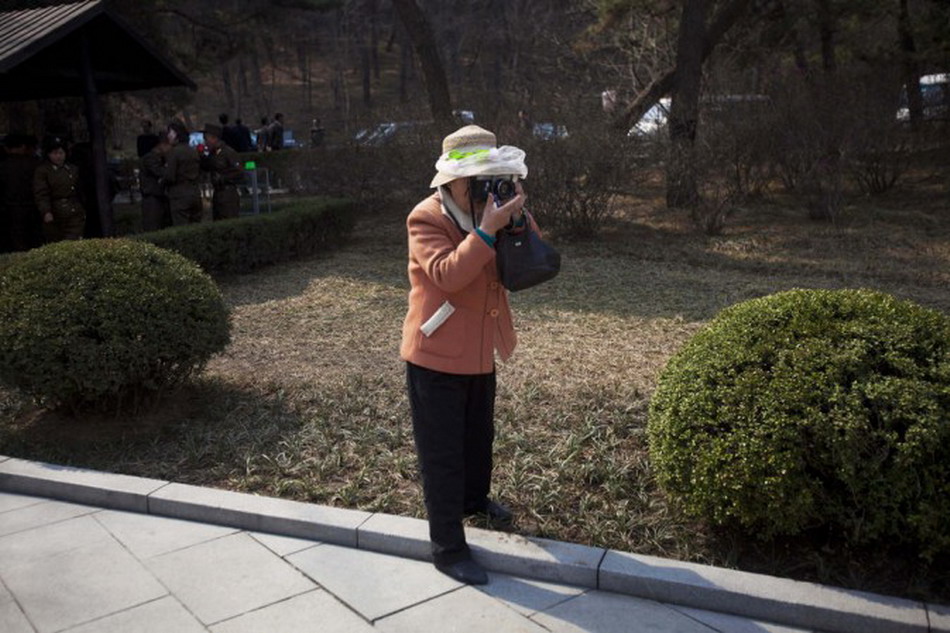 A lady takes a photo of Kim Il-Sung birthplace Memorial. (Photo/Xinhua)