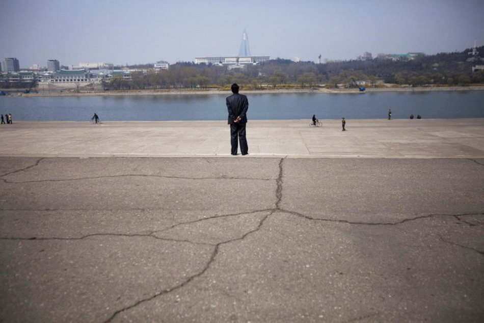 People take a walk along the Taedong River in Pyongyang. (Photo/Xinhua)