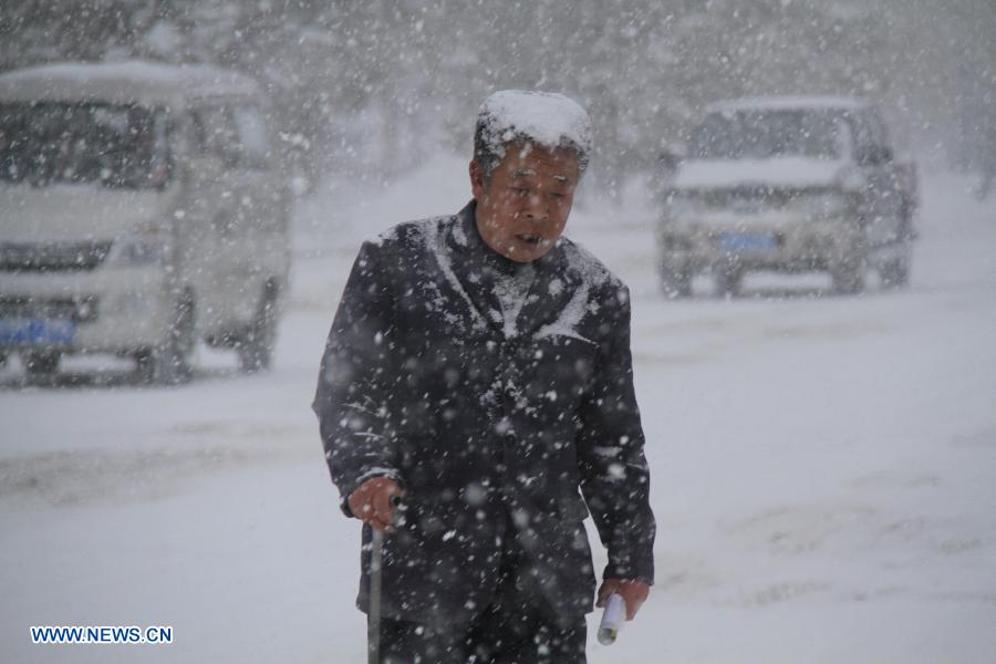 A man walks in the snow on a street in Altay, northwest China's Xinjiang Uygur Autonomous Region, Nov. 26, 2012. Heavy snow hit Altay since last Monday, bringing inconveniences to the herdsmen and traffic here. (Xinhua/Tang Xiaobo) 