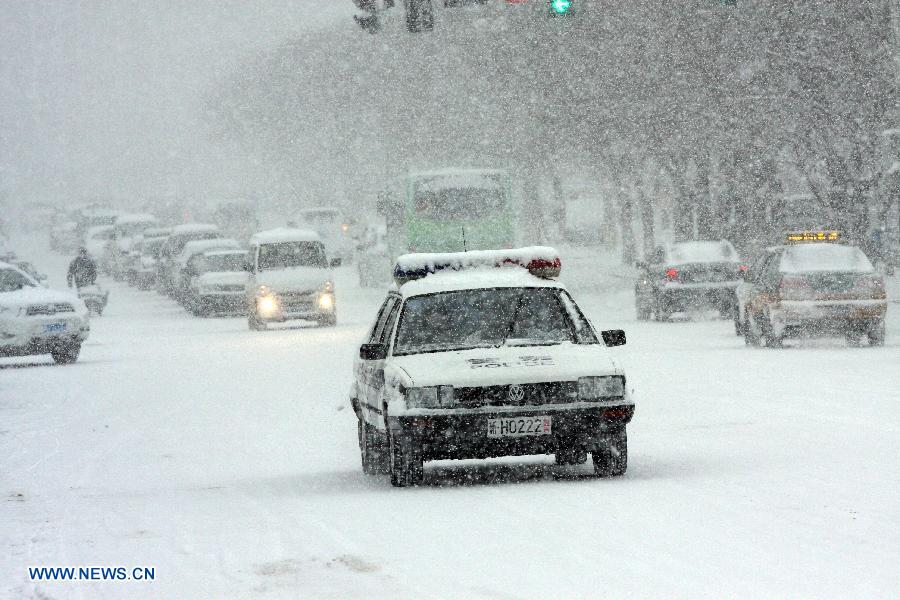 Vehicles ride in the snow on a street in Altay, northwest China's Xinjiang Uygur Autonomous Region, Nov. 26, 2012. Heavy snow hit Altay since last Monday, bringing inconveniences to the herdsmen and traffic here. (Xinhua/Zhang Xiuke) 