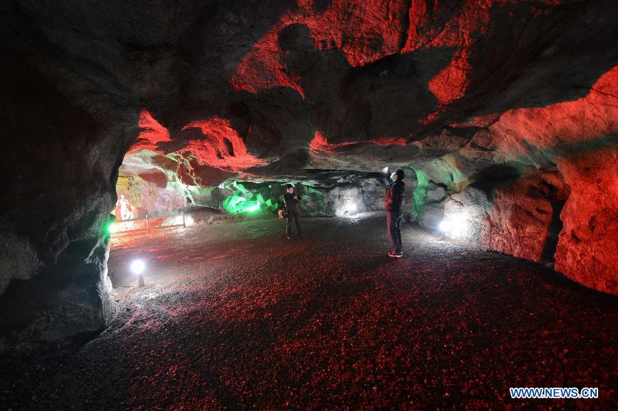 Photo taken on Nov. 26, 2012 shows the interior scene at the Xianren Cave in Dayuan Township of Wannian County, east China's Jiangxi Province. Xianren Cave is the location for historically important finds of prehistoric pottery sherds and rice remains. (Xinhua/Zhou Ke) 
