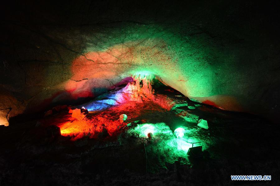 Photo taken on Nov. 26, 2012 shows the interior scene at the Xianren Cave in Dayuan Township of Wannian County, east China's Jiangxi Province. Xianren Cave is the location for historically important finds of prehistoric pottery sherds and rice remains. (Xinhua/Zhou Ke) 