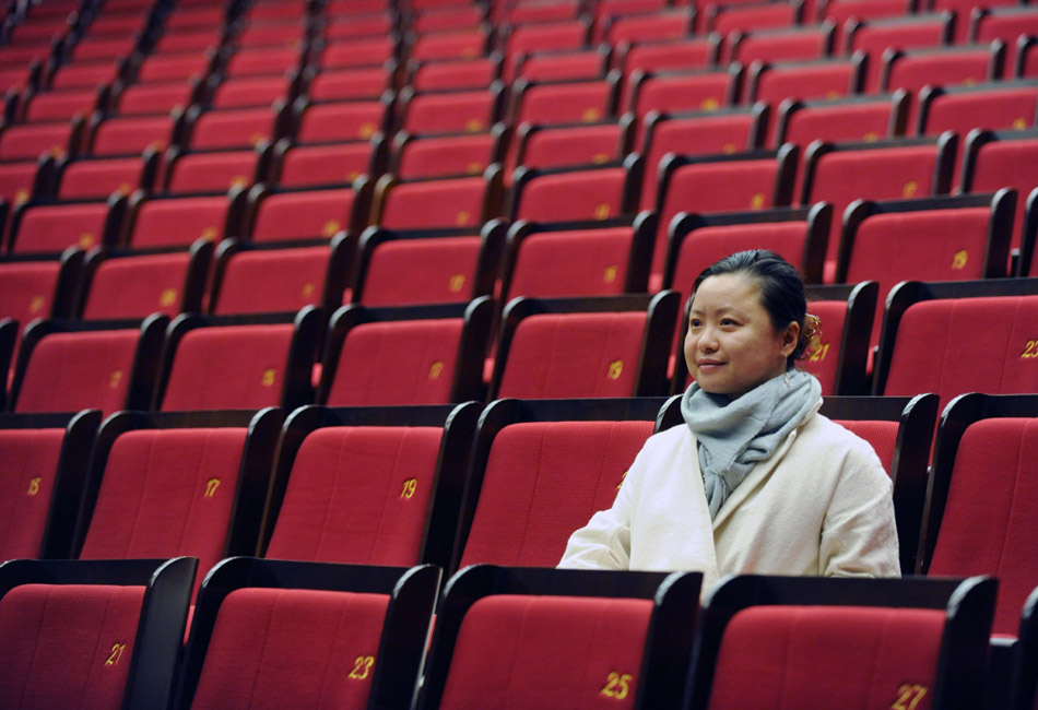 Photo taken on March 23, 2012 shows the director and choreographer Tong Ruirui during the rehearsal of the dance drama Goddess And The Dreamer in Zhengzhou, capital of central China's Henan Province. (Xinhua)