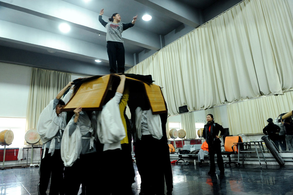 Director and choreographer Tong Ruirui (1st R) instructs performers during the rehearsal of the dance drama Goddess And The Dreamer in Zhengzhou, capital of central China's Henan Province, March 22, 2012. (Xinhua/Zhao Peng)