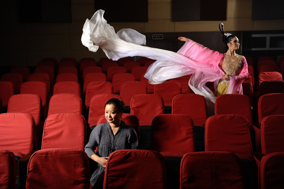 Photo taken on Sep. 25, 2011 shows the director and choreographer Tong Ruirui (front) during the rehearsal of the dance drama Goddess And The Dreamer in Zhengzhou, capital of central China's Henan Province. (Xinhua/Xu Zijian)