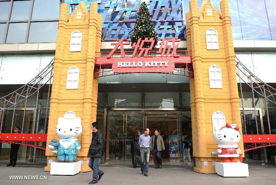 People visit a "Hello Kitty Polar Tour" exhibition in the Joy City in east China's Shanghai Municipality, Nov. 26, 2012. The exhibition themed on Hello Kitty's exploration in the polar regions would last from Nov. 24, 2012 to Feb. 24, 2013 in Shanghai. (Xinhua/Lai Xinlin) 