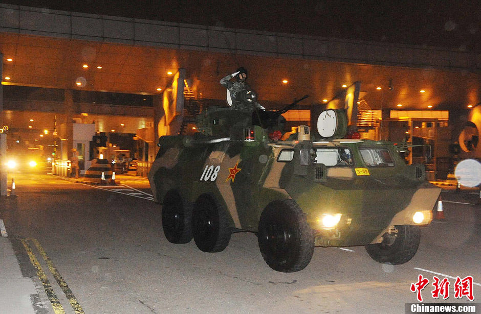 An armed vehicle of the Chinese People's Liberation Army (PLA) arrives at the Lok Ma Chau checkpoint for troop rotation in Hong Kong, south China, Nov. 25, 2012.(Chinanews.com/Ren Haixia)