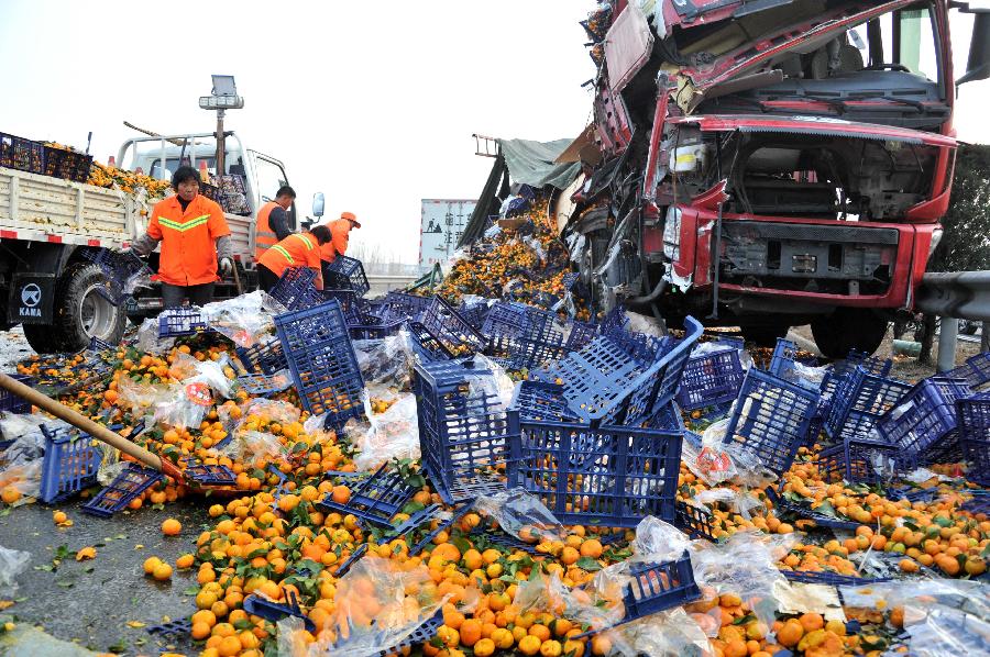Cargoes are scattered at a traffic accident scene on the Tai'an section of the Beijing-Taipei Expressway in Tai'an, east China's Shandong Province, Nov. 26, 2012. Seven people died and 35 others were injured in at least 22 accidents on several sections of an expressway in Shandong Province amid heavy fog on Monday, local government officials said. Seven crashes occurred on the Tai'an section of the Beijing-Taipei Expressway early Monday morning, leaving one dead and eleven injured, while 15 crashes occurred on the expressway's Ningyang section, killing six and injuring another 24, the traffic police reported. By Monday afternoon, police said the expressways had reopened. (Xinhua/Xu Suhui) 