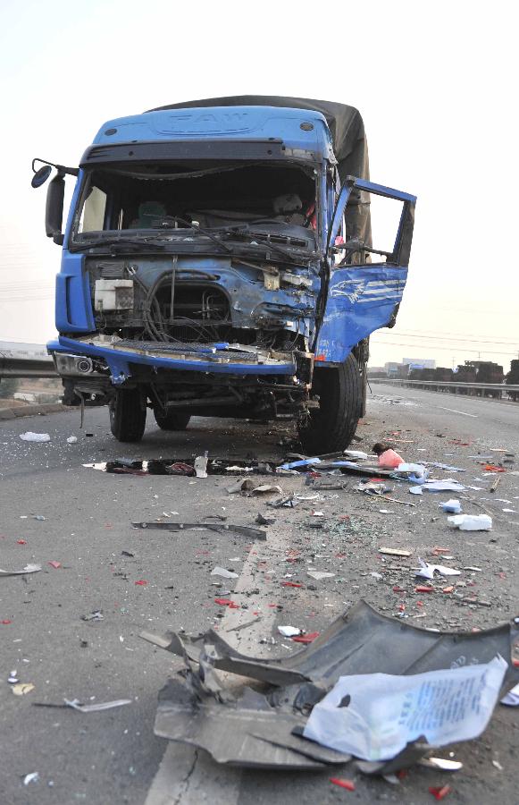 Photo taken on Nov. 26, 2012 shows a traffic accident scene on the Tai'an section of the Beijing-Taipei Expressway in Tai'an, east China's Shandong Province. Seven people died and 35 others were injured in at least 22 accidents on several sections of an expressway in Shandong Province amid heavy fog on Monday, local government officials said. Seven crashes occurred on the Tai'an section of the Beijing-Taipei Expressway early Monday morning, leaving one dead and eleven injured, while 15 crashes occurred on the expressway's Ningyang section, killing six and injuring another 24, the traffic police reported. By Monday afternoon, police said the expressways had reopened. (Xinhua/Xu Suhui) 