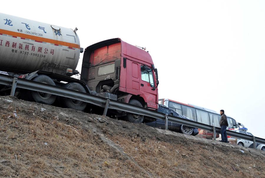 Photo taken on Nov. 26, 2012 shows the scene of a traffic accident on the Tai'an section of the Beijing-Taipei Expressway in Tai'an, east China's Shandong Province. Seven people died and 35 others were injured in at least 22 accidents on several sections of an expressway in Shandong Province amid heavy fog on Monday, local government officials said. Seven crashes occurred on the Tai'an section of the Beijing-Taipei Expressway early Monday morning, leaving one dead and eleven injured, while 15 crashes occurred on the expressway's Ningyang section, killing six and injuring another 24, the traffic police reported. By Monday afternoon, police said the expressways had reopened. (Xinhua/Xu Suhui) 