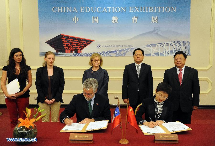 Liu Jinghui (R Front), General Secretary of the China Scholarship Council and Jose Miguel Aguilera (L Front), president of the Chile's National Commission for Scientific and Technological Research (CONICYT), sign the Memorandum of Understanding on International Cooperation between the CONICYT, Chile and the China Scholarship Council during the "Chinese Universities Expo", held by the Chinese Embassy and the China Scholarship Council joint with the Chile's National Commission for Scientific and Technological Research (CONICYT), in Santiago, capital of Chile, on Nov. 26, 2012. The expo is held with the participation of 47 Chinese universities that will show their academic offerings and seek promote the interests of Chileans to study in China. (Xinhua/Jorge Villegas) 