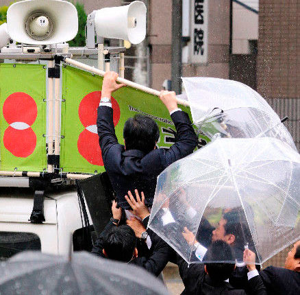 Security guards protect Japanese Prime Minister Yoshihiko Noda from the accident. (Photo/ Chinanews.com)